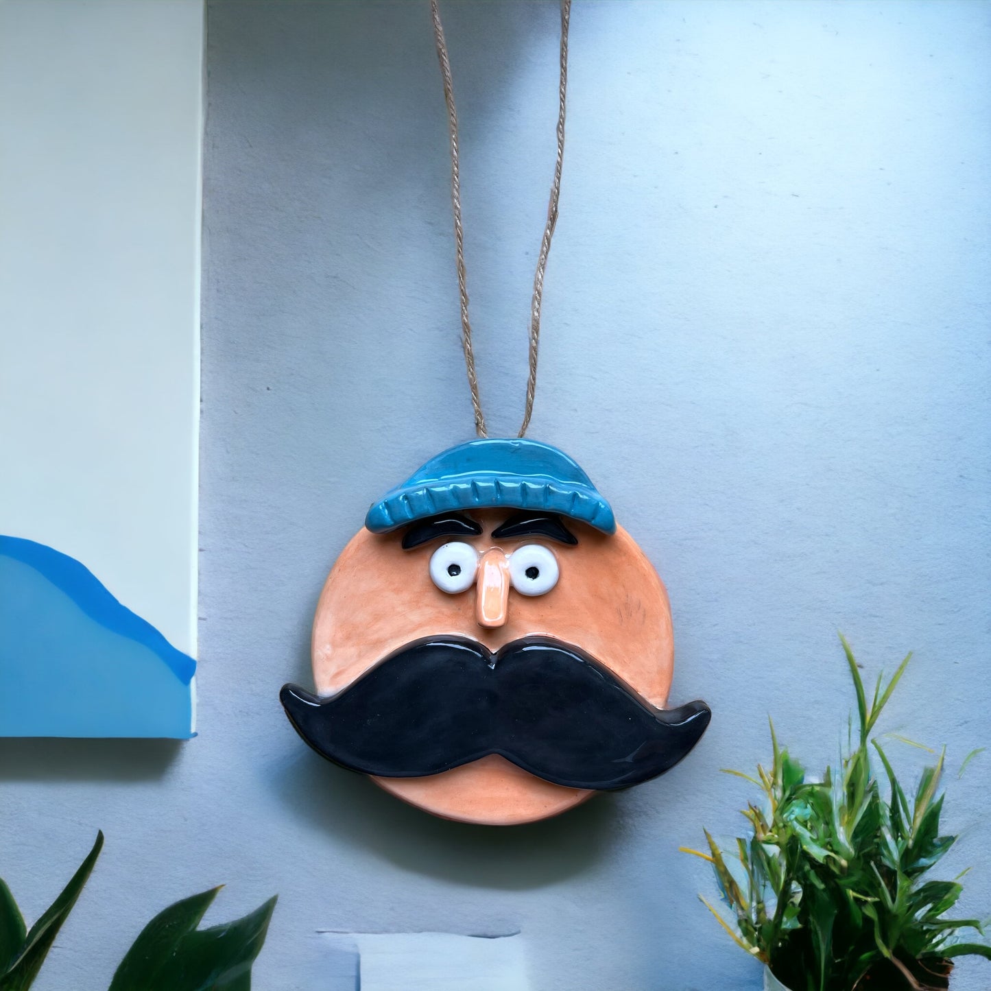 Decorazione da parete con volto in ceramica