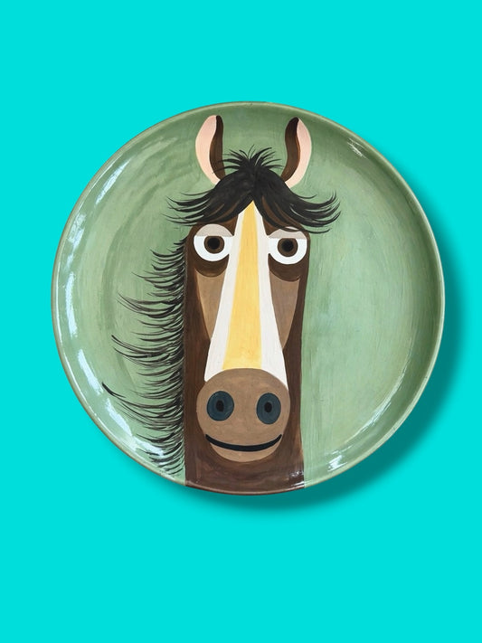 Il piatto di ceramica con cavallo