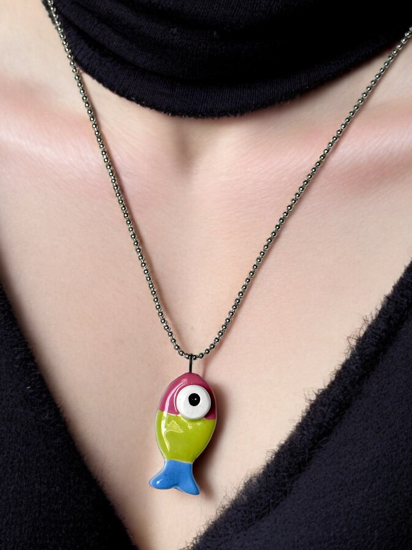 Ciondolo a forma di pesce in ceramica (con collana)