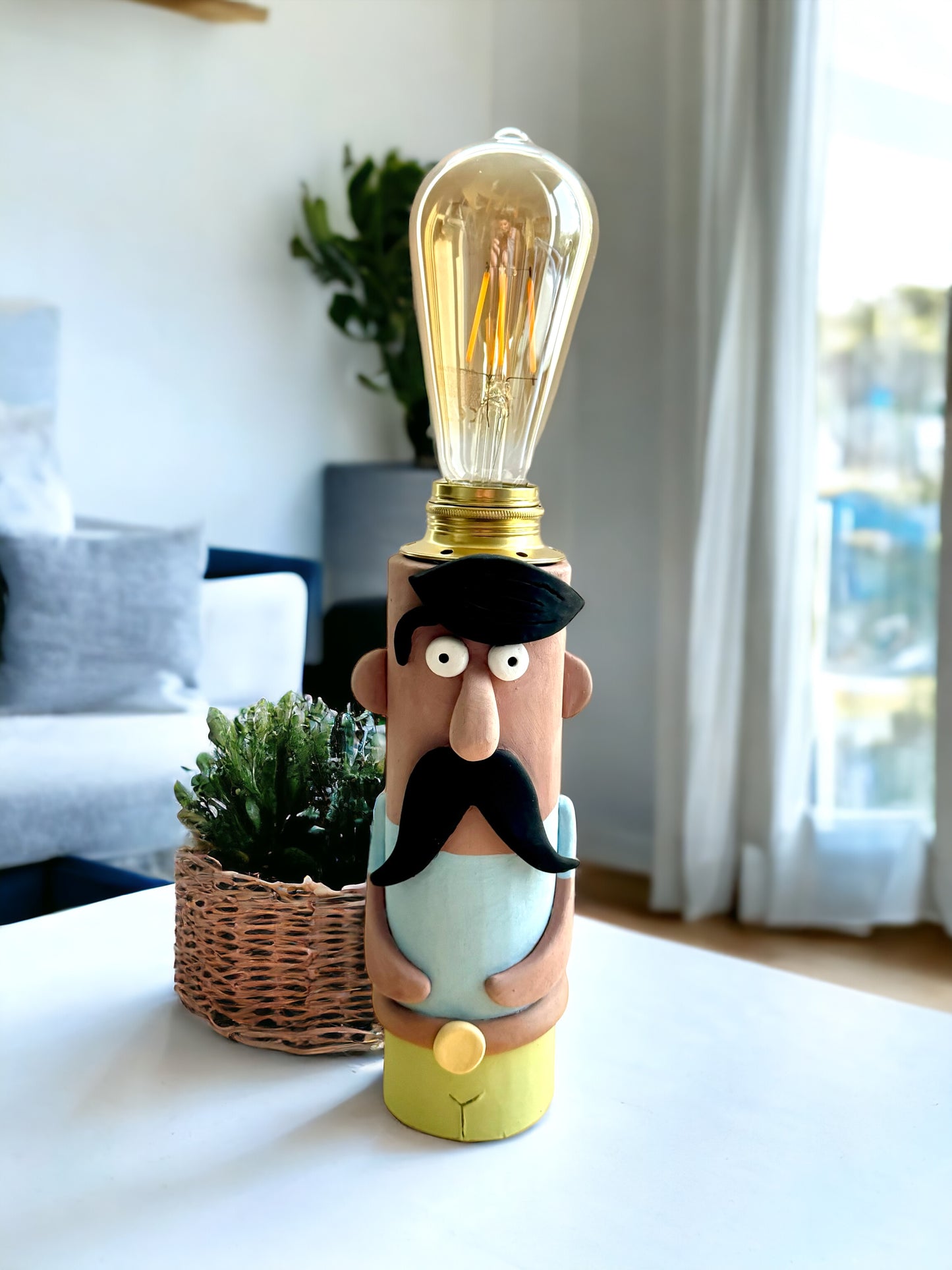 Lampada da ragazzo baffuto