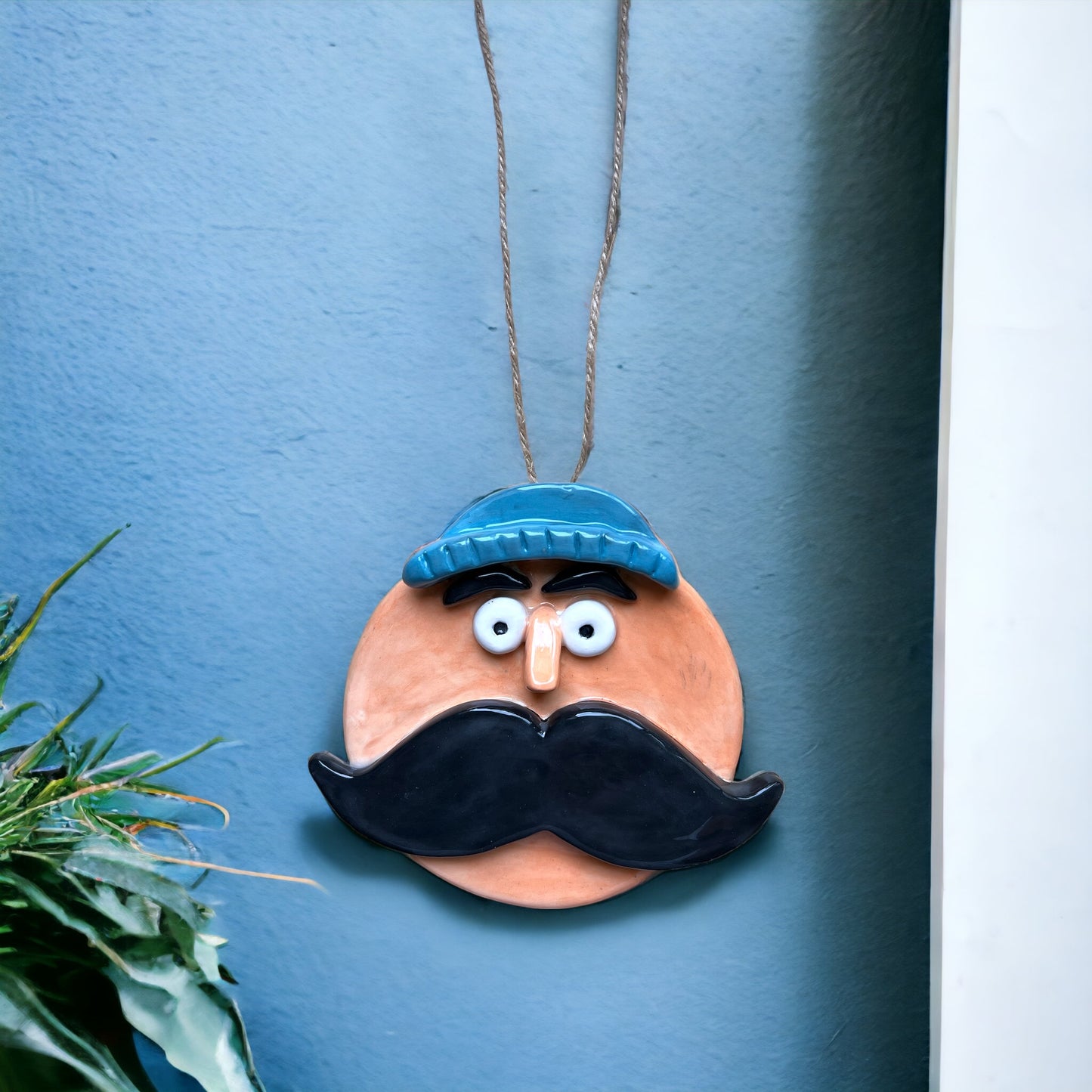 Decorazione da parete con volto in ceramica