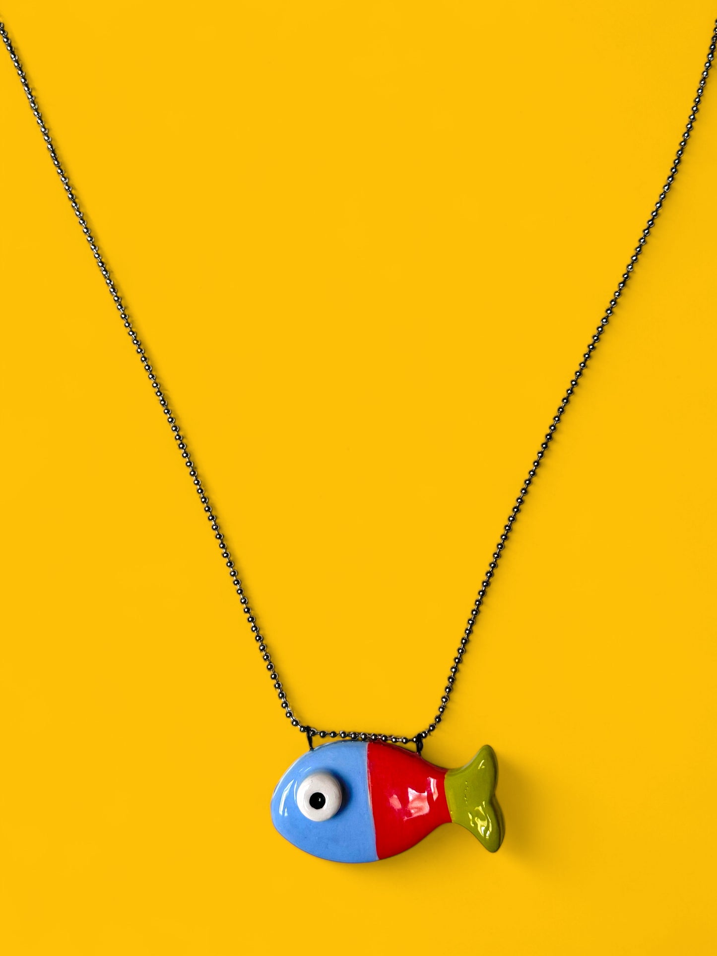 Ciondolo a forma di pesce in ceramica (con collana)