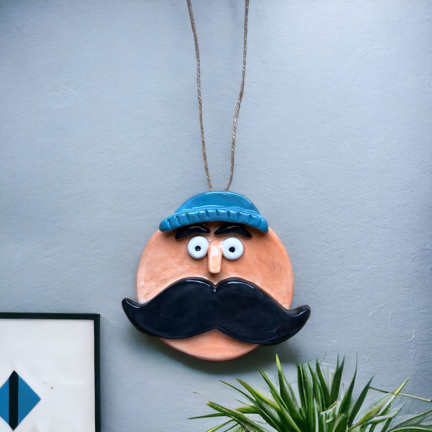 Decorazione da parete con volto in ceramica