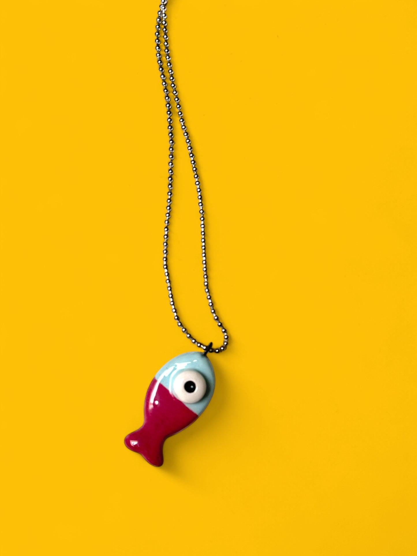 Ciondolo a forma di pesce in ceramica (con collana)