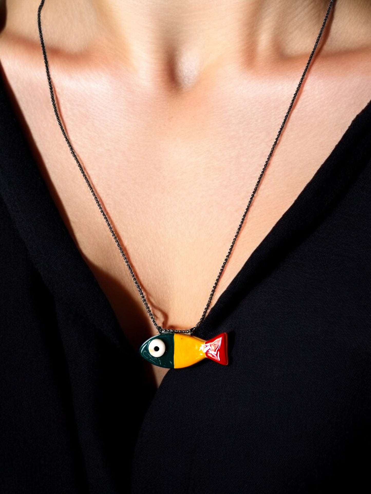 Ciondolo a forma di pesce in ceramica (con collana)