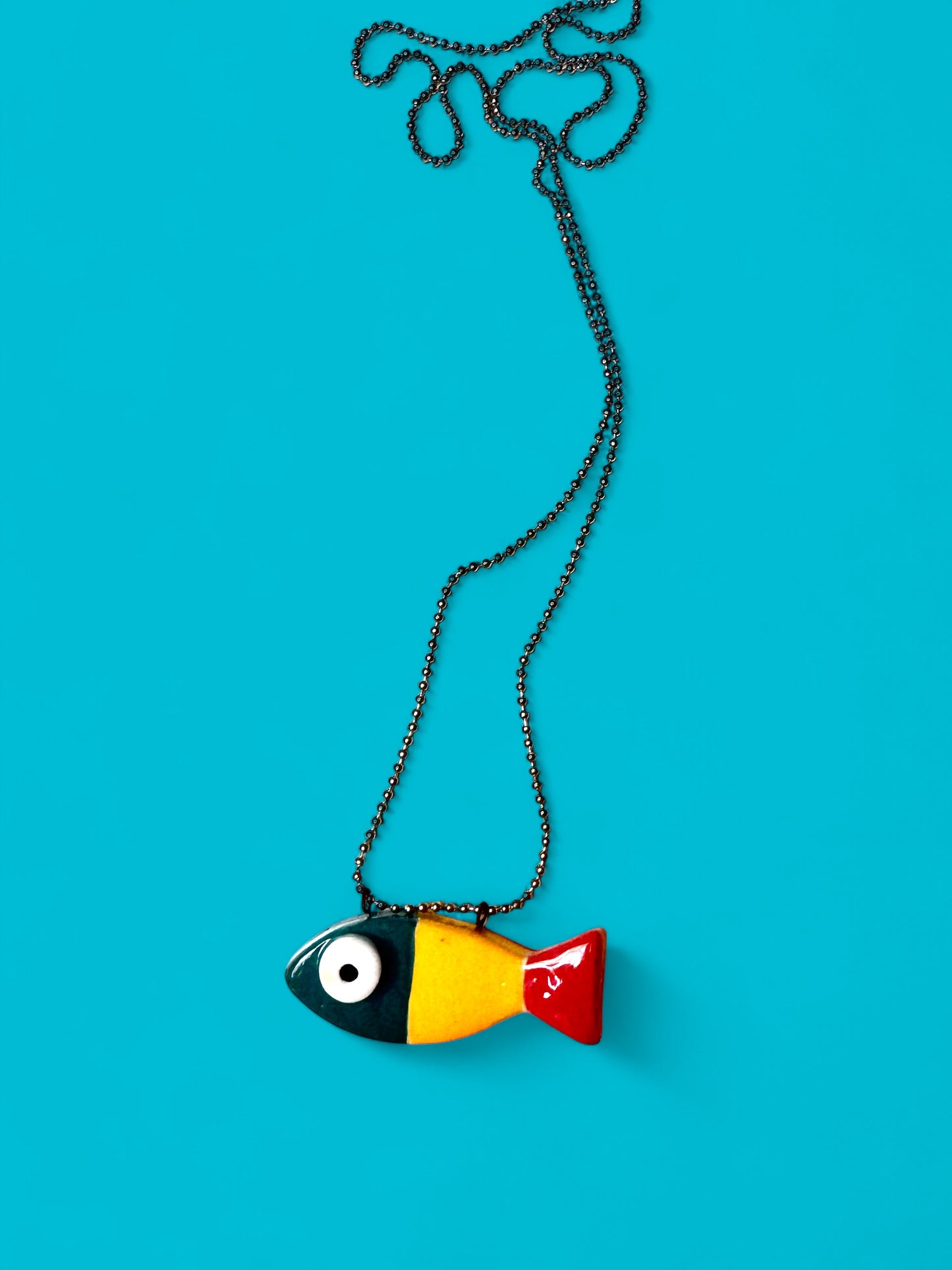 Ciondolo a forma di pesce in ceramica (con collana)